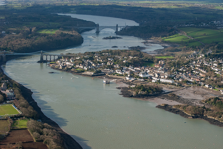 Afon Menai o'r awyr